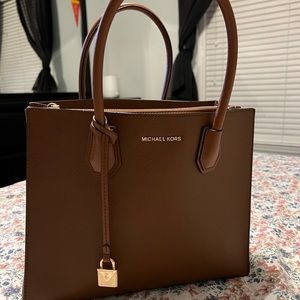 Micheal Kors cross body bag